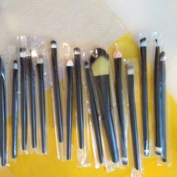 20 Mini Piece Black Make Up Brush Set - Picture 2 of 3